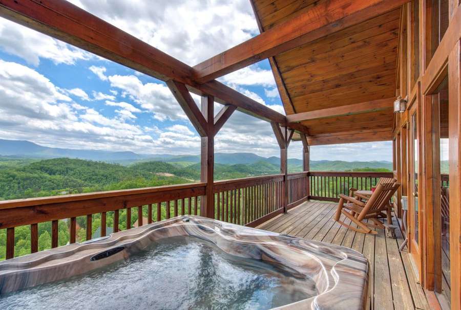 Summit Cabin — taras z jacuzzi i widokiem na góry